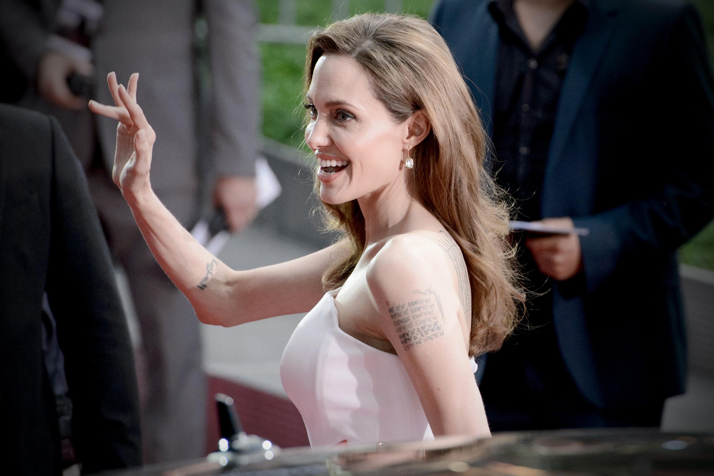 5 Times Angelina Jolie did Something Wonderful - MOJEH