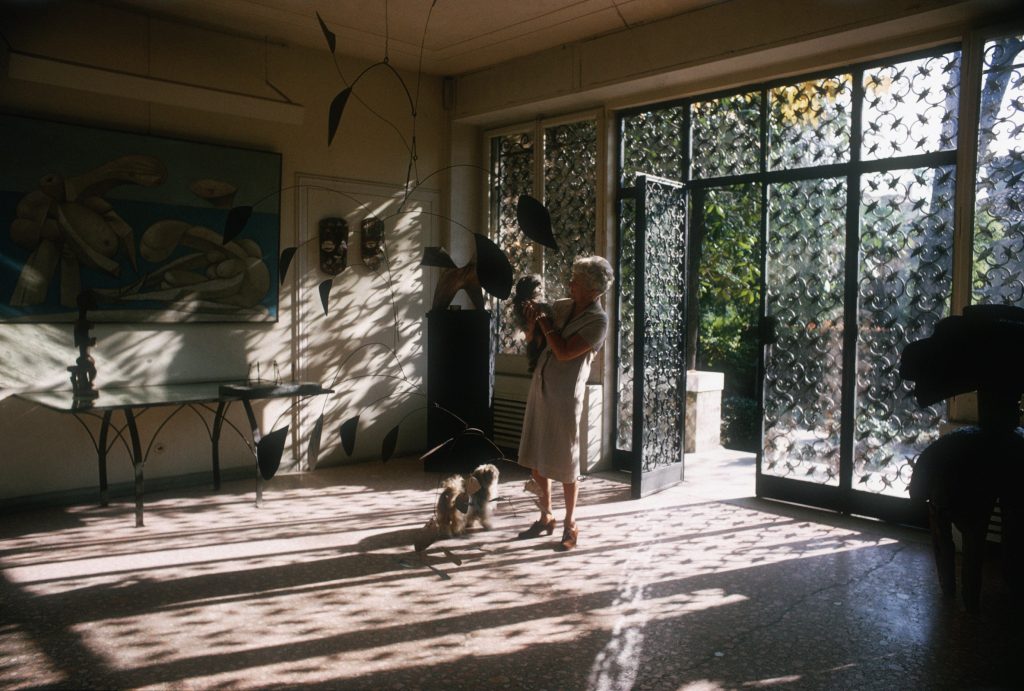 Peggy in the lobby of Palazzo Venier dei Leoni in 1964. Image courtesy of Corbis.