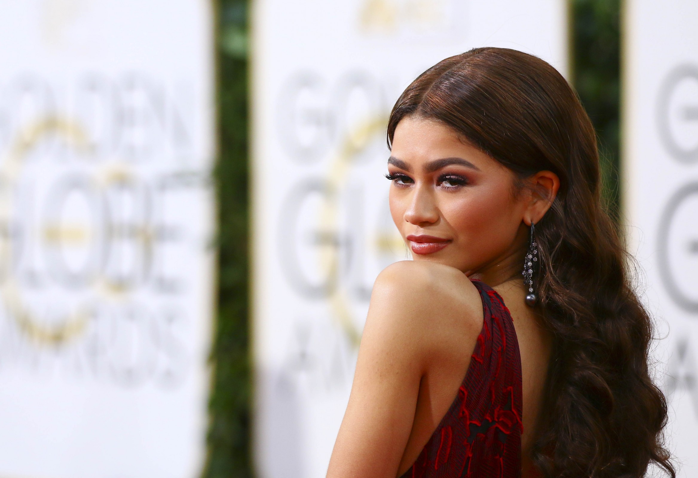 Beauty Trends At The 73rd Golden Globe Awards - MOJEH