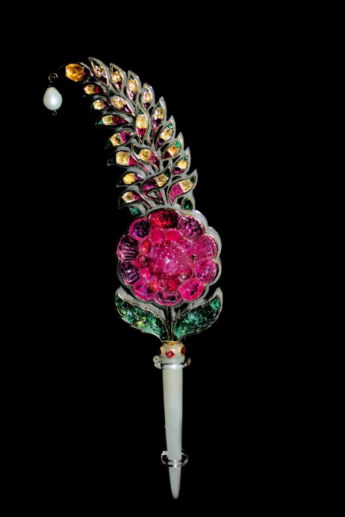 A Mughal turban ornament from the first half of the 18th century, made of gold with white nephrite jade, rubies, emeralds and rock crystal