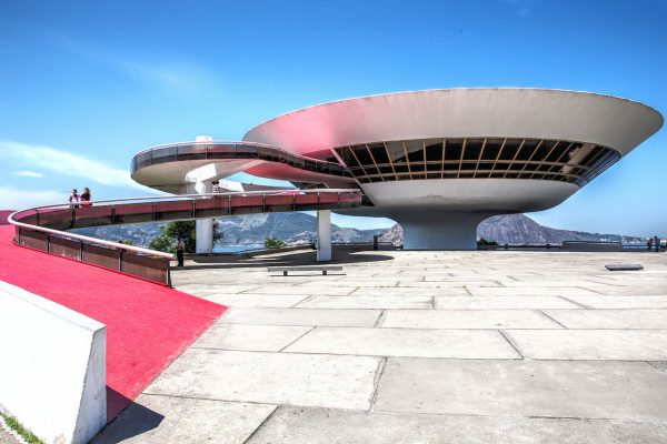 Louis Vuitton will take over Rio de Janeiro’s Niterói Contemporary Art Museum designed by legendary Modernist architect Oscar Niemeyer. This iconic saucer-shaped structure, situated on a cliffside above Guanabara bay in the city of Niterói, brilliantly frames the panoramic views of the city of Rio De Janeiro and encapsulates the simple, yet brilliant signature aesthetic of Niemeyer.