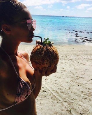 Like younger sister Bella, Gigi keeps hydrated, sipping a freshly cut coconut while enjoying a day in the sun. Image courtesy of @gigihadid