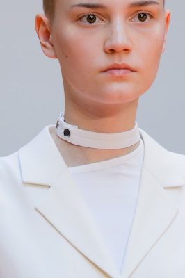 AALTo’s simple approach to accessorising has us hooked. Accent your daywear or office attire with this tabbed choker that injects fresh life into traditional neckpieces.