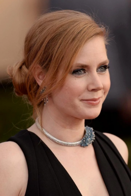 Amy Adams. Stephen Sollitto, a fan of light makeup was inspired by the colour of the star’s Cartier deep blue Cartier necklace. He used this as a base for the slates of pewter and slate that ran gently along the eyes to accentuate the natural colour of her eyes.  His products of choice for the look included Laura Mercier’s Inner Eye Definer in Stormy Grey, Jouer Buttercream Shadow and Urban Decay Naked for the outer shadow of the eye. Amy’s hair was side-parted and swept back with a matte-finish spritz.