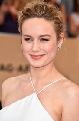Brie Larson. Another star to perfectly embody the beauty of the mantra ‘less is more’: Brie Larson embodied cool thanks to her makeup artist, Rachel Goodwin, who used NARS Velvet Matte Skin Tint, bronzer and a touch of blush to accentuate the actress’ cheekbones. Like Natalie Portman, her hairstyle was a complementary textured yet wavy up-do.