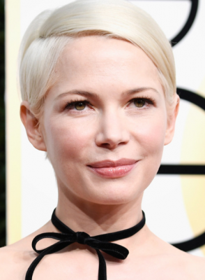 Michelle Williams. If we needed more convincing to embrace the fresh-faced makeup free look then Michelle Williams might just have given it to us. No, the star isn’t sans makeup, but her dewy lips and dab of foundation by Laura Mercier, as well as a subtle touch of blush, has us rethinking our beauty purchases.