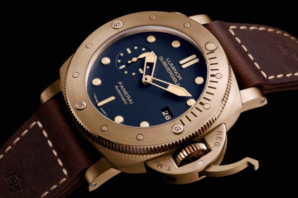 Solid and strong, the new Luminor Submersible 1050 3 Days Automatic Bronzo celebrates Panerai’s tradition of creating ironic underwater watches. The timepiece is presented with a bronze case, which has been combined (for the first time) with a handsome, navy-blue dial, which undoubtedly makes this piece unique and different from the rest. The rotating bezel is paired with a sapphire glass porthole through which the automatic Caliber P.9010 can be admired.