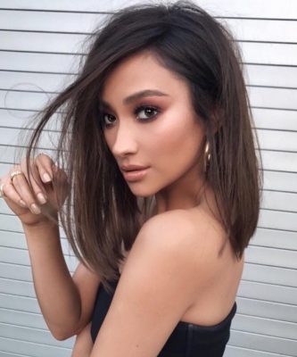 Pretty Little Liars actress Shay Mitchell has long been known for her cascading, brunette locks… until now. Hollywood hairstylist Chris Appleton (image courtesy of @christappleton1) recently unveiled her chic new look for 2017.