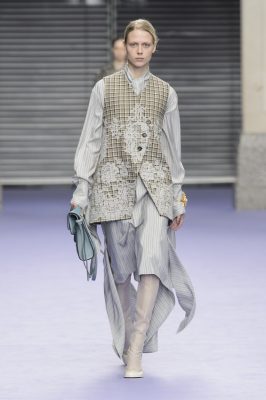 Mulberry: A story of English country life came into play amid Johnny Coca’s third collection. The tweeds and hunting attire of British aristocracy were given an update with elements of asymmetry, oversized sweaters and layered capes with playful injections of turquoise, purple, mustard and cornflower blue.