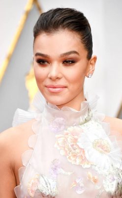 Hailee Steinfeld. The actress’s hairstyle consisted of two ballerina buns that were artfully perched atop each other and swept back from the forehead to give us the perfect smoky eye. Demurely blended in with the arches of her eyebrows, her cheekbones were emphasised alongside a girlish glossy lip.