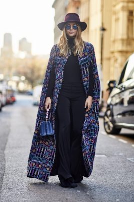 A colourful cape is the ideal accompaniment to an all-black ensemble.
