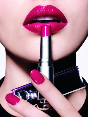 The unique formula keeps lips hydrated while maintaining a high definition shine.