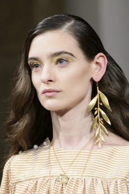 Alexis Mabille injected a dose of playful glamour into their autumn/winter collection with various leaf-inspired earrings. Mismatched earrings are set to become the biggest accessory trend of 2017, and Alexis Mabille is certainly following suit with these gilded creations.