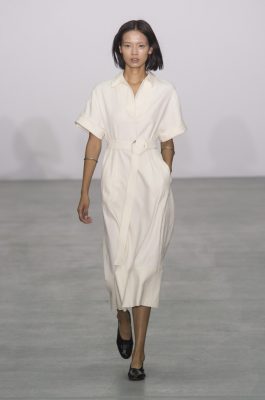 Barbara Casasola. Shirtsleeves allow for free flowing movement while waist-cinching belts create an elegant silhouette without discomfort. When opting for white dresses in this style pair with flat’s such as those crafted by Celine and minimalist jewellery. This can take you from day to night with no additions required.