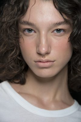 The Skin | As summer fast approaches, a wedding beauty look that encapsulates sun and fun is almost a necessity. Alexander Wang’s soft colour palette is made scrumptious with a slight sheen and rose-blushed cheeks.