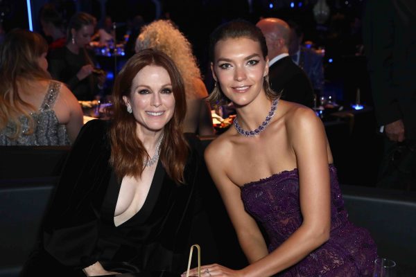 Julianne Moore is seen here with Arizona Muse, who wears Chopard’s high jewellery necklace with pink sapphires, tanzanites and amethysts.
