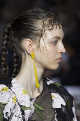 Simone Rocha | Acclaimed hair stylist James Pecis, on behalf of Simone Rocha, adds seduction and delicacy to the brand’s models’s beauty with urbanised braids and dewy skin. Pulsating attitude and modernism, vibrant accessories superbly complement dark locks.