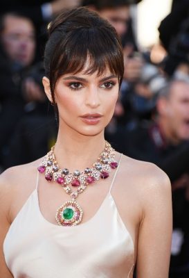 Emily Ratajkowski channelled film icon Audrey Hepburn with a chic choppy faux fringe and nonchalant updo.