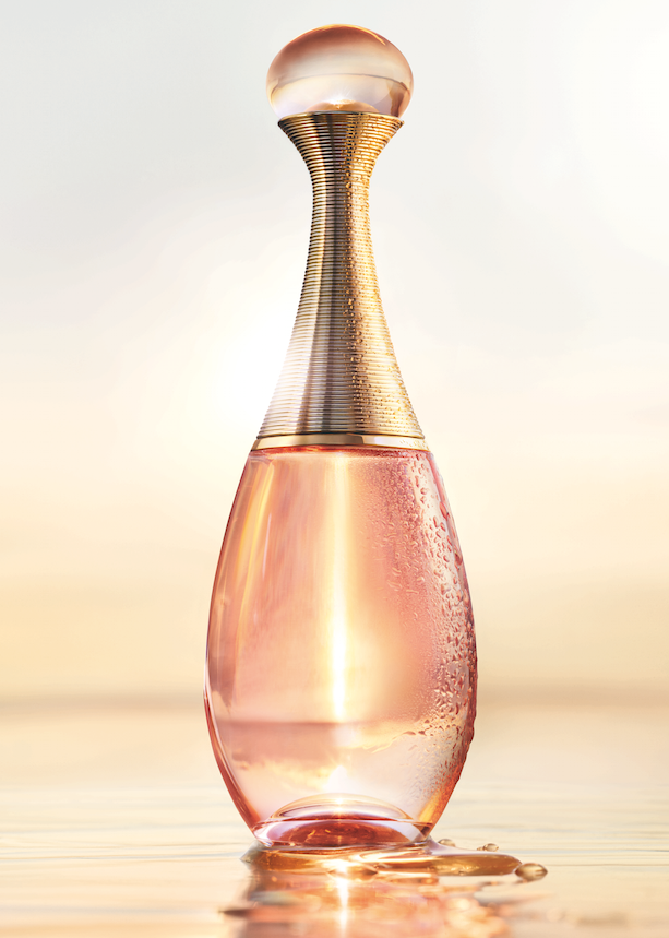 The glass is so fine that the fluidity of the fragrance inside becomes a tangible, living matter.