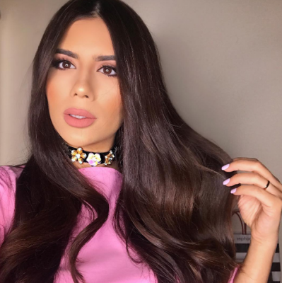 Deema Al Asadi: This beauty blogger has a more colourful approach to both beauty and fashion sampling makeup and ensembles that most would shy away from. Here, her rose pink lip shade complements a tanned glow, and while her Instacaption requests a follow on Snapchat to find out her product of choice, we can attest to the wonders of Clarins Radiance-Plus Golden Glow Booster for sun kissed skin.
