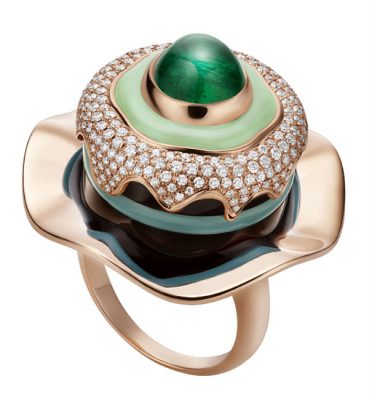 High jewellery ring in pink gold with chalcedony and agate inserts set with 1 cabochon emerald (2.11 carat) and pavé-set diamonds (0.86 carat), BVLGARI