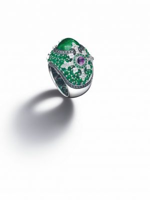 The Rose Dei Venti ring by Bodino is far from classic. Green is merged with a deep purple and the result is truly staggering. This chunky piece can be worn seamlessly from day to night.