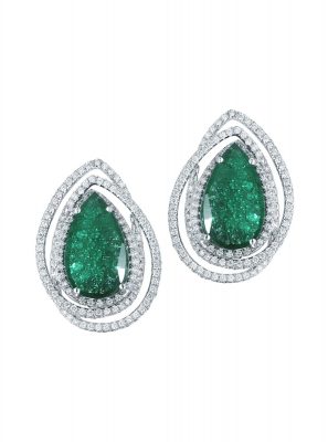 Paolo Costagli’s diamond-lined emerald earrings are very traditional and timeless. Fragile, yet bold, these eye-catching creations will undoubtedly elevate your evening ensemble.