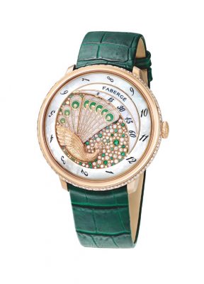 A moss-hued bracelet brings a warming element of fall to Faberge’s peacock-patterned timepiece. As opulent as it is noticeable, the illustrious brand’s Lady Compliquée Peacock Emerald is luxury to be desired.