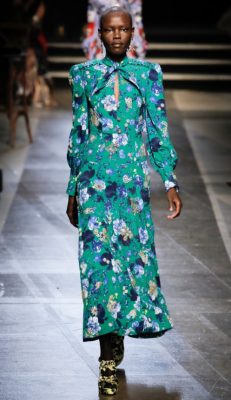 Erdem: The Queen of England, jazz music and 1950s Harlem came together to form the basis of Erdem Moralıoğlu's new season offerings. As random as it all sounds, Moralıoğlu connected the dots into a very elaborate narrative told by rich brocade prints, Prince of Wales checks and the dreamiest dresses and gowns.