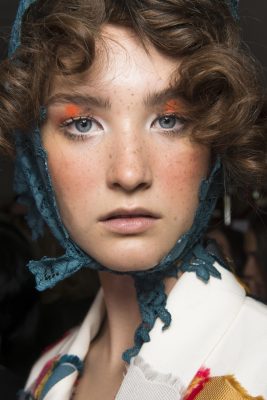 Antonio Marras sort out inspiration from Fellini’s 1965 movie Juliet of the Spirits. The designer allowed beauty to take a front seat with vibrant shadows and larger-than-life hair.