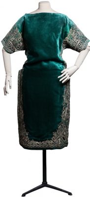 One of the period fashion muses was Andrée Spinelly, a famous actress of the Belle Époque and friend of designer Paul Poiret. The research required for the restoration of this embroidered silk velvet tunic dress uncovered a photo of this dress with accessories, made in 1922 by the designer for ‘Spi’