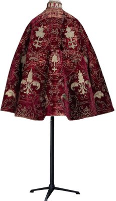 Thought to have been worn by a French aristocrat of the Royal Court in the first half of the 16th Century, this cape in red velvet with gold embroidery is one of the oldest and rarest items in the collection (there are less than a dozen in the world). Badly damaged, the material had to be strengthened and lined, and its sequins sewn on one by one.
