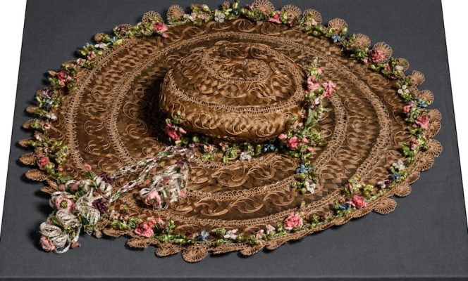 A rare item, this wide-brimmed hat is decorated with small pendants in silk flowers, which were typically believed to be woven with pumpkin-type fibres. On closer examination, they were in fact revealed to be hibiscus fibres.