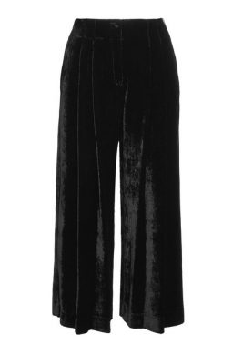 Raquel Allegra’s velvet culottes are as sumptuously stylish and they are beautifully wearable. Handmade “with love and enthusiasm” by the brand’s talented designers, the plush fabric is blended with silk for the ultimate in softness. A wide-leg shape and cropped ankle makes this an eye-catching trouser – source the matching crop top to complete the look