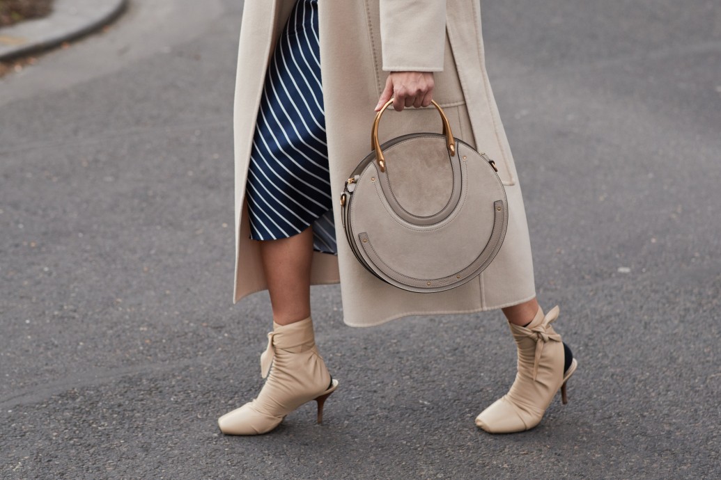 Mini bags are still on trend! #streetstyle - IN FASHION daily
