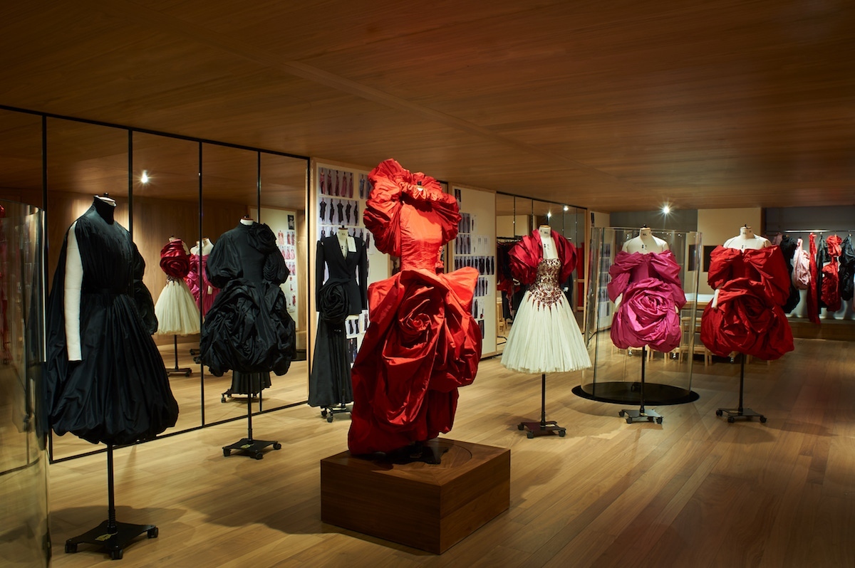 Alexander McQueen Unveils Roses Exhibition - MOJEH