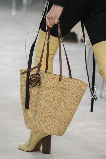 WIN a @LOEWE raffia tote bag to match all of your summer outfits 🌞 We