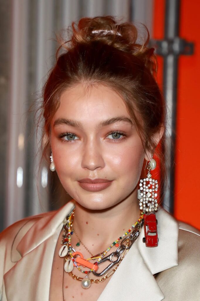  Gigi hadid 2024's necklace layering trend and how to layer necklaces with ease